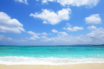 Fototapeta premium 沖縄の美しい海とさわやかな空