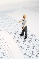 miniatura di professore su libro di chimica