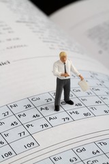 miniatura di professore su libro di chimica