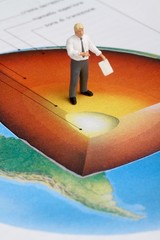 insegnante di geografia in miniatura spiega il pianeta terra © Lifeinapixel