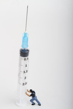 miniature di tossicodipendente che spinge una siringa