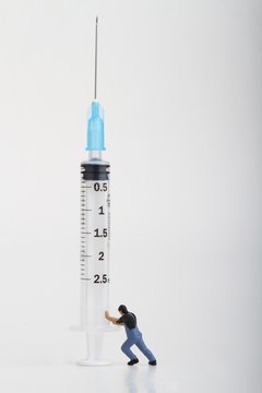 miniature di tossicodipendente che spinge una siringa