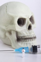 miniatura di medico con siringa e teschio