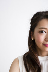 Naklejka premium 部屋でくつろぐ女性