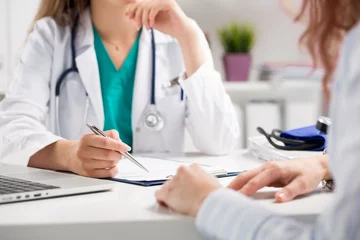 Doctor consulting patient © Liudmila Dutko