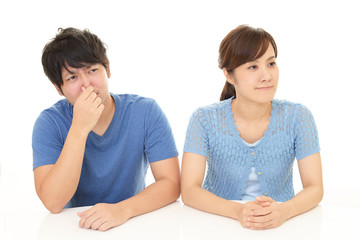 鼻をつまむ男性