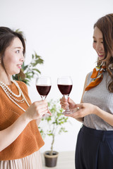 ワインを飲む女性たち