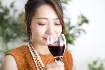 ワインを飲む女性