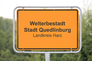 Ein Ortseingangsschild von Quedlinburg