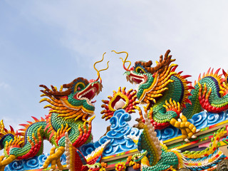 Fototapeta na wymiar Twin Chinese Dragon on the roof