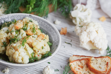 Cauliflower cooked with oil and herbs