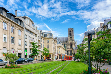 Tram on the streets of Reims, France - obrazy, fototapety, plakaty