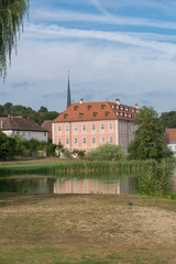Abschlag vor See mit Schloss im Hintergrund