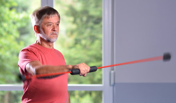 Rentner hält sich fit mit Schwingstab