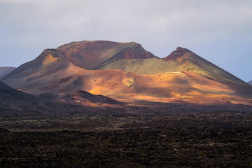 volcan cratère lave montagne volcanique canaries lanzarote tima