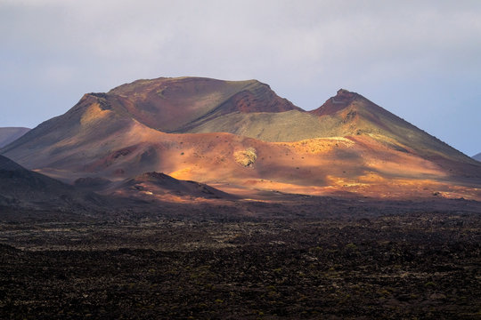 volcan crat&egrave;re lave montagne volcanique canaries lanzarote tima