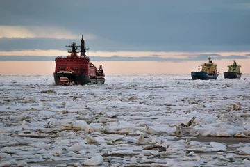 Photo sur Plexiglas Arctique câblage de convoi brise-glace nucléaire