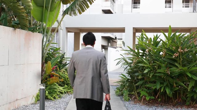 疲れた様子の男性