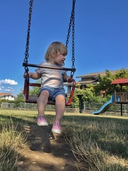 bambina su di una vecchia altalena