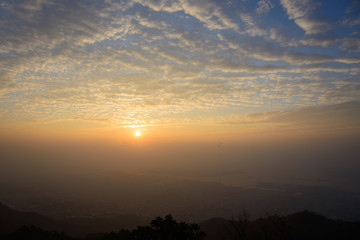 日の出　神戸・摩耶山掬星台からの眺め