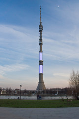 Obraz premium Tower on the bank of the pond in the evening