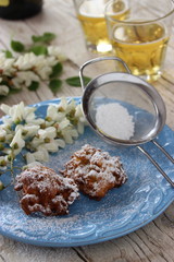 Frittelle di fiori di acacia su piatto azzurro