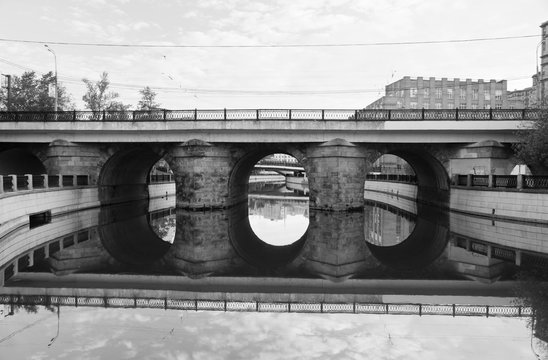 Fototapeta stone bridge black and white