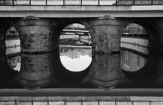 Fototapeta old stone bridge black and white