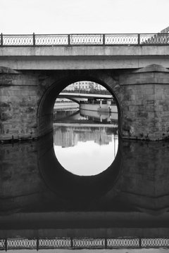Fototapeta stone bridge with reflection in river black and white