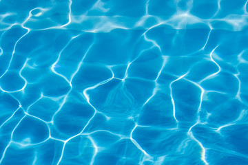 piscine, scintillement de lumière à la surface de l'eau 