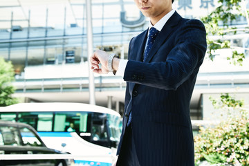 屋外のビジネスマン 