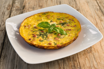 Frittata con bacon e basilico