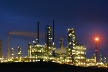 Fototapeta na wymiar Refinery at Night