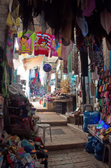 Fototapeta na wymiar Nazaret, israele: i vicoli del mercato della città vecchia, l'antico suq che circonda la Moschea bianca, il 2 settembre 2015