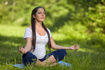 Sports pregnant young woman.