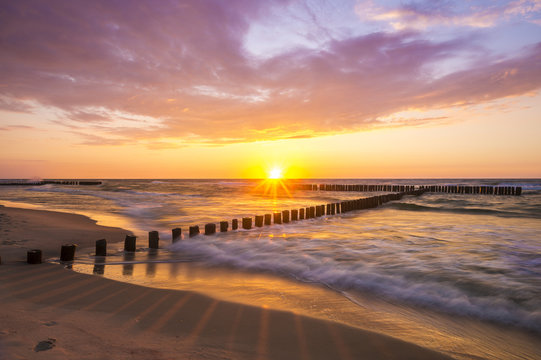 Fototapeta Zachód słońca nad morską plażą  