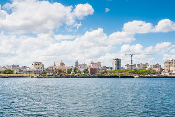 Obraz premium View of the waterfront skyline in Havana, Cuba