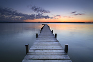 Lac au coucher du soleil, longue jetée en bois