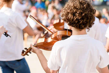 Child play violin