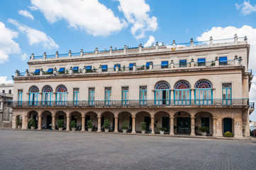 Obraz premium Old colonial buildings in Plaza Armas, Havana, Cuba