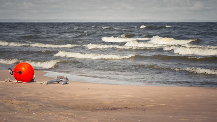Czerwona boja kotwiczna na plaży © Mariusz Stoszewski