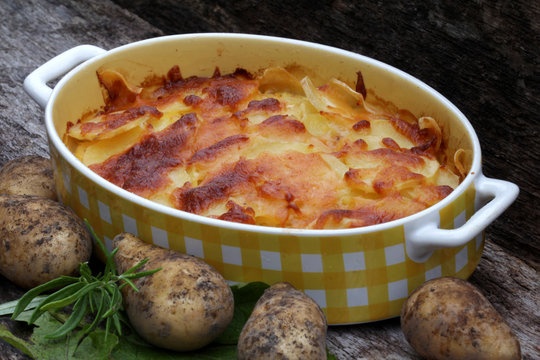 originaler Kartoffelauflauf in der Backform