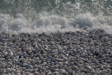 Kiesel Steine am Meer , Wellen branden auf einen Strand