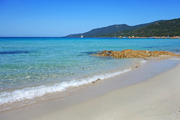 Belle plage Corse, mer bleue turquoise