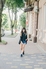 Naklejka premium girl walking in the city