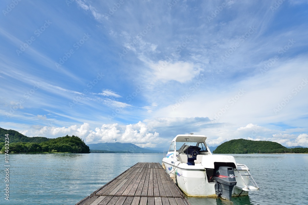 Wall mural 青空と湖とヨットのある風景