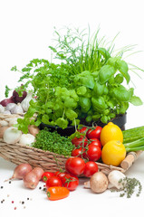 Frische Gemüse und Kräuter für bewusste Ernährung, Salatzutaten, Rohkost, Gemüseangebot, vitaminreiche Leckereien, Gemüsekorb, vegan