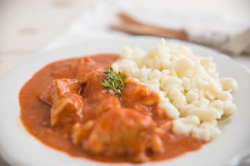 Gulasch mit Nockerl 