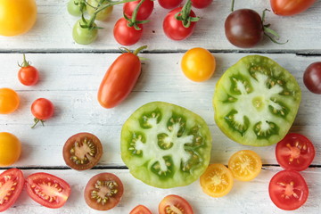 verschiedene bunte Tomaten Holztisch Overhead Anschnitt frisch