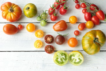 verschiedene bunte Tomaten Holztisch Overhead Anschnitt frisch
